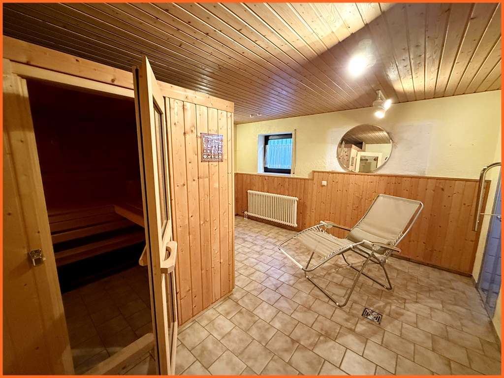 Immobilie in Gau-Bickelheim - Charmantes Einfamilienhaus mit Wellnessbereich, großem Garten und Weinbergblick! - Bild 1