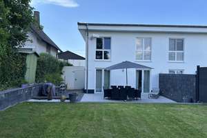 Ruhige Lage und moderne Ausstattung! Lichtvolle DHH inkl. Garage & Wallbox! – Bergstraße XXX, 53578 Windhagen – Vorschaubild 2