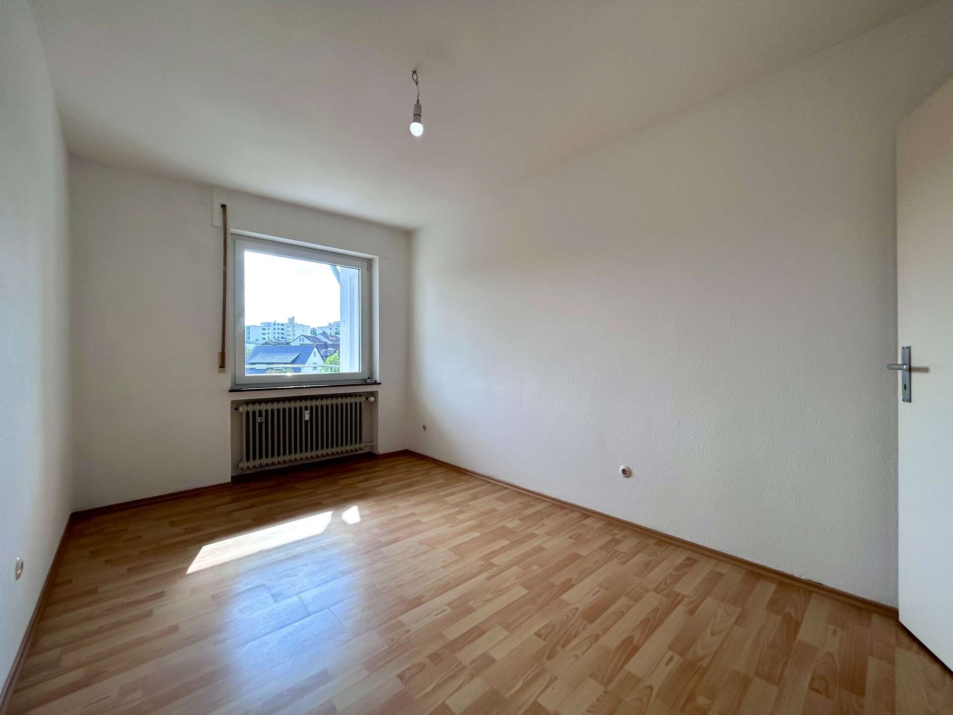 Immobilie in Ebersbach an der Fils - Helle 4-Zimmer Wohnung mit großem Südbalkon, Einbauküche, Garage und reichlich Stauraum - Bild 3