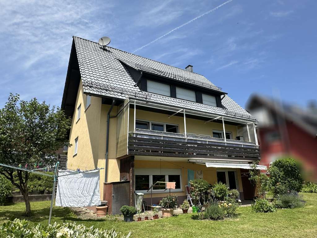 Immobilie in Hofstetten - Gepflegtes Mehrfamilienhaus in Hofstetten mit Garten, Terrasse, Balkon & Garagen, sowie Stellplätzen - Bild 1