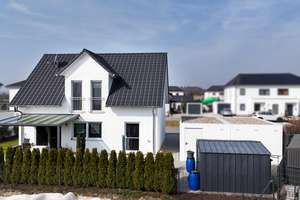 Modernes Einfamilienhaus mit Doppelgarage und schönen Garten in Schwandorf – Die vollständige Adresse der Immobilie erhältst du vom Anbieter., 92421 Schwandorf – Vorschaubild 3