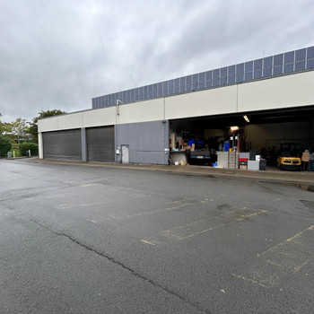 Attraktive Hallen- & Bürofläche an der A1 | Viele Stellplätze | RUHR REAL