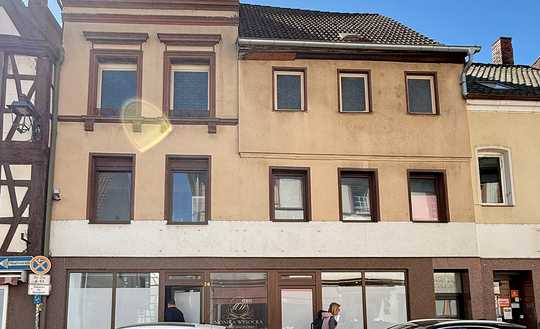 Annweiler: Wohn- und Geschäftshaus mit 3 Wohneinheiten, Gewerbeeinheit und 5 KFZ-Stellplätzen