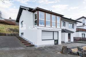 Zweifamilienhaus mit vielseitigen Nutzungsmöglichkeiten –Obergeschosswohnung sofort beziehbar! – Die vollständige Adresse der Immobilie erhältst du vom Anbieter., 53809 Ruppichteroth – Vorschaubild 1
