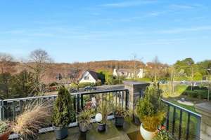 Luxuriöse DG-Wohnung mit Glasgiebel, Bad, Dusch-Gäste-WC, Balkon und TG in Essen-Bredeney – Die vollständige Adresse der Immobilie erhältst du vom Anbieter., 45133 Bredeney, Essen – Vorschaubild 2