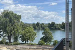 Attraktive 2-Zimmer-Wohnung mit Loggia in begehrter Rheinlage