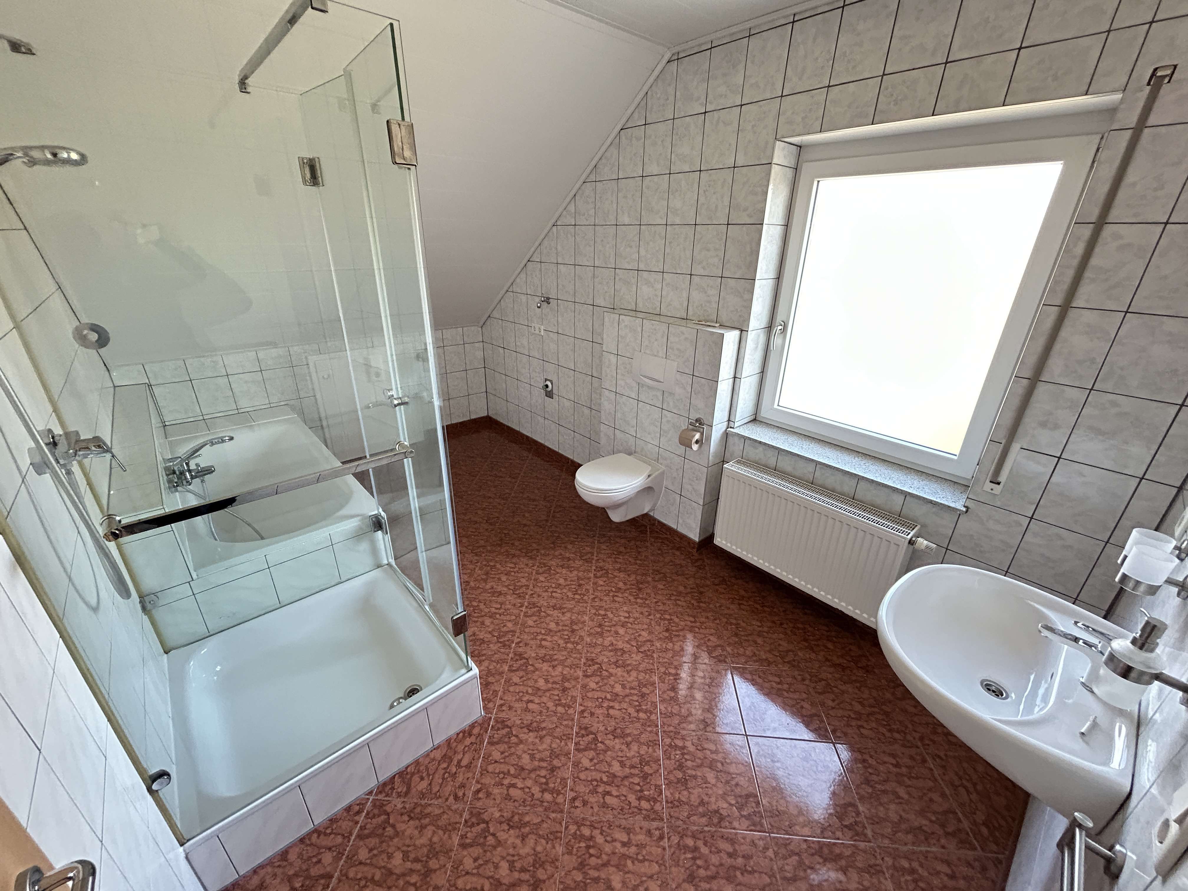 Immobilie in Warburg - Großzügige Dachgeschoss-Eigentumswohnung mit Weitblick, Balkon und viel Potenzial in Warburg - Bild 1