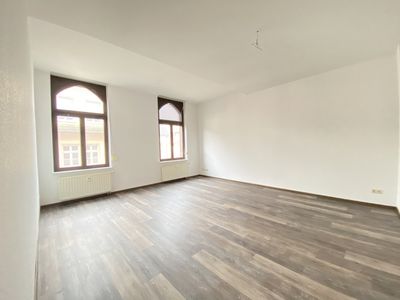Neue Fußböden + frisch weiß gestrichen!
