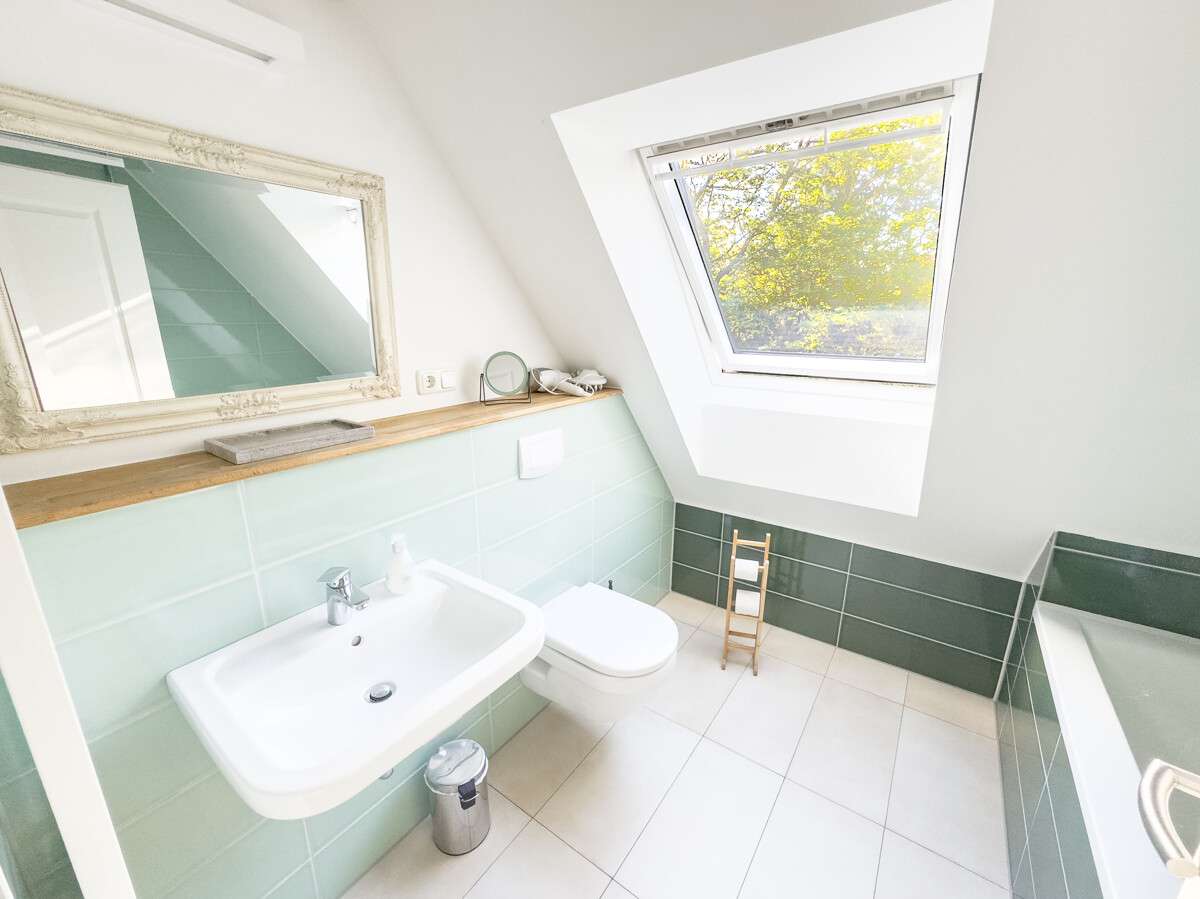 Immobilie in Groß Mohrdorf - Stilvoll & hochwertig saniertes Landhaus mit Wasserblick nähe Stralsund // 2WE // 317m² // PV-Anlage - Bild 12