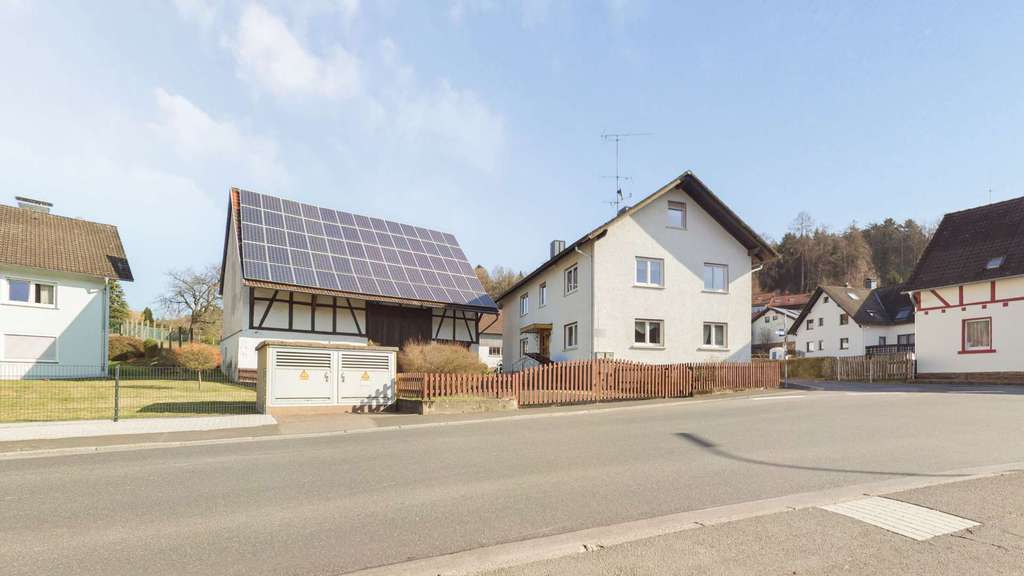 Immobilie in Flörsbachtal - Großzügiges Zweifamilienhaus mit Scheune, PV-Anlage & Bauplatzoption auf 2.284 m² Traumgrundstück - Bild 0