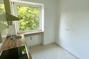 3-Raum-Wohnung mit gehobener Innenausstattung mit Einbauküche in München – München – Vorschaubild 2