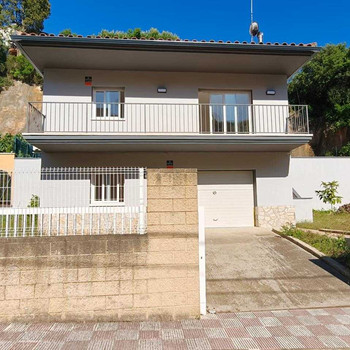 Komplett renoviert mit Garage und Garten