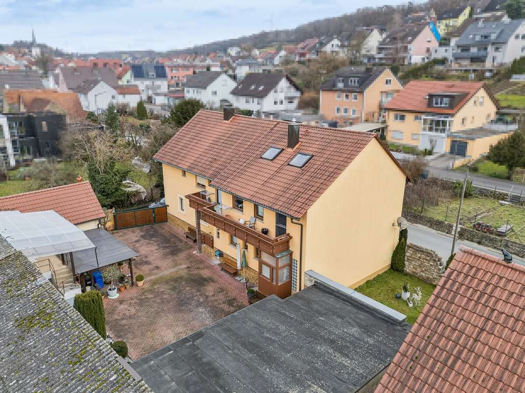 Immobilie in Theilheim - Solides Zweifamilienhaus im Würzburger Einzugsgebiet – viel Wohnraum, flexible Nutzung, Doppelgarage - Bild 3