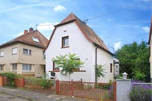 Freistehendes Einfamilienhaus mit großem  Grundstück und Entwicklungspotential