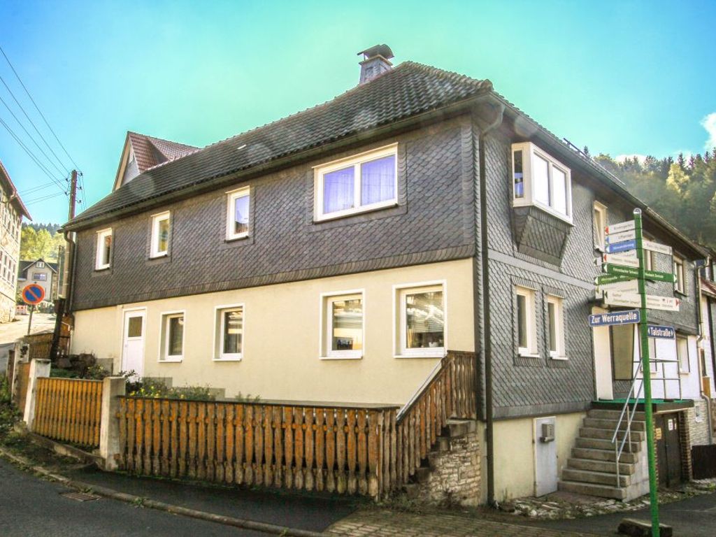 Einfamilienhaus mit kleinem Balkon und befestigter Hoffläche