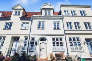 Mit malerischem Blick auf die Trave! Stilvolles Altstadthaus in Bestlage auf der Altstadtinsel! – Die vollständige Adresse der Immobilie erhältst du vom Anbieter., 23552 Innenstadt, Lübeck – Vorschaubild 2