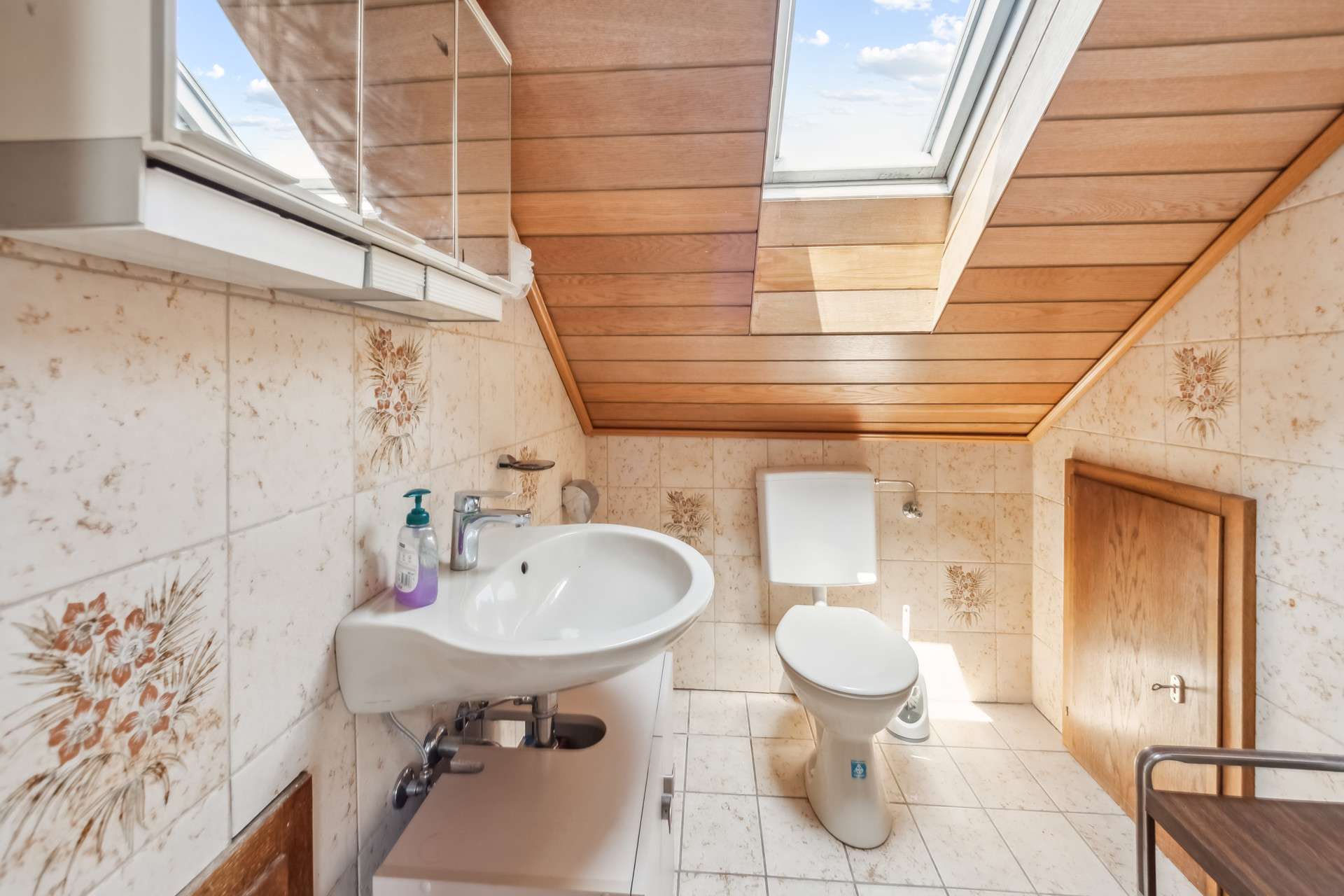 Immobilie in Kleinostheim - Wohnen, wo andere Urlaub machen – Ihr Zuhause mit Mainblick und Gartenidylle - Bild 2