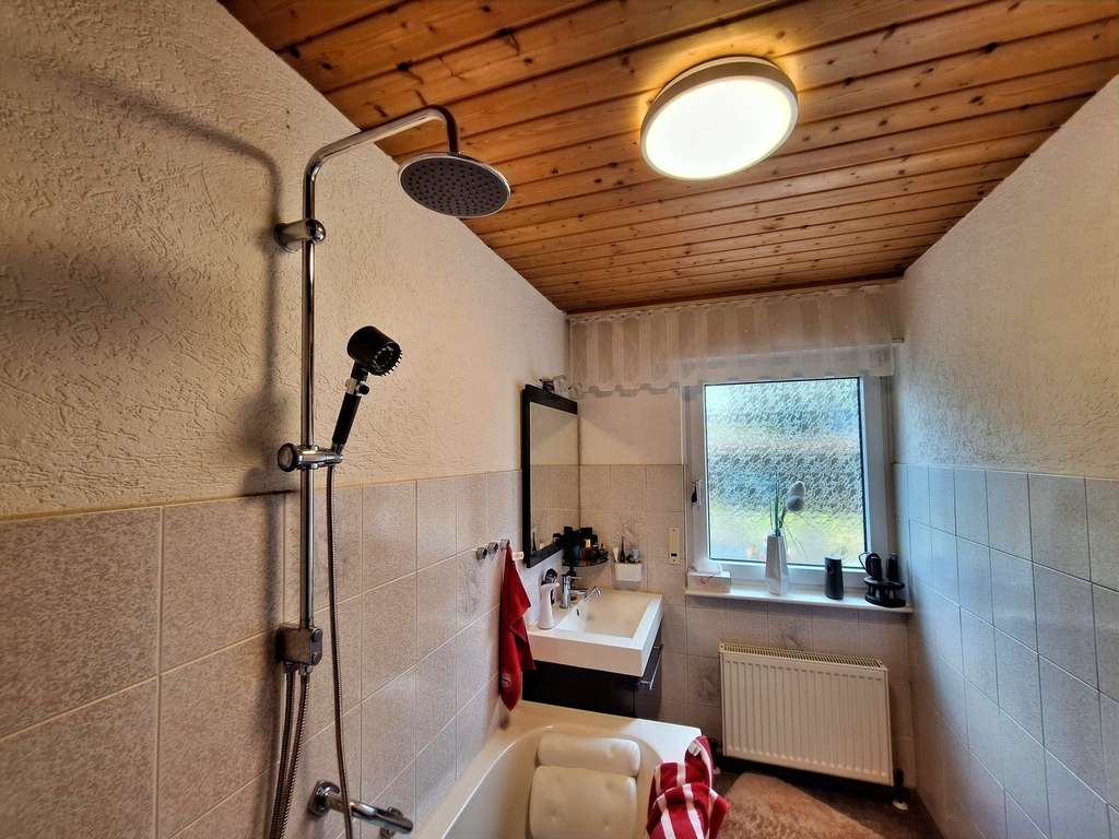 Immobilie in Weissach - Gepflegtes Zweifamilienhaus mit Garten
 - Bild 3