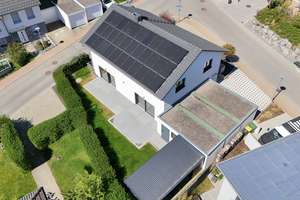 Fernblick & große Sonnenterrasse: Mit Doppelgarage, 2 Bädern, Kaminofen, PV-Anlage, EBK, bezugsfrei! – Die vollständige Adresse der Immobilie erhältst du vom Anbieter., 78078 Niedereschach – Vorschaubild 4