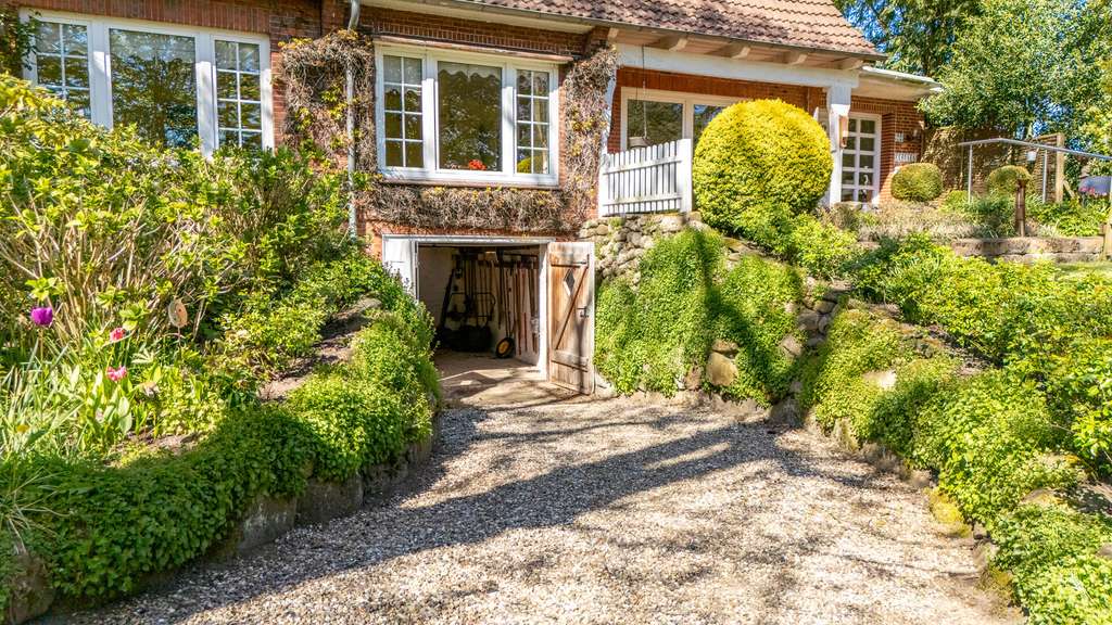 Immobilie in Norstedt - Draußen das Kinderparadies, im Keller die eigene Werkstatt - Großes Einfamilienhaus in Viöl - Bild 1