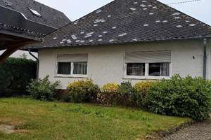 Charmantes Einfamilienhaus mit großem Garten, Wintergarten, Terrasse, Garage und modernisiertem Bad – Schulstraße 4, 56566 Neuwied – Vorschaubild 1
