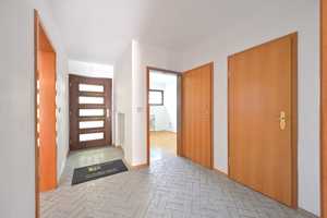 Reihenmittelhaus mit 8 Zimmern, sonnigem Garten und Gestaltungsmöglichkeiten in grüner Umgebung – München (Kreis) – Vorschaubild 3