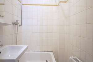 Anbau, eigene Terrasse, wie Bungalow! Wohnbereich gefliest, alles frisch weiß! – 46049 Lirich-Nord, Oberhausen – Vorschaubild 11