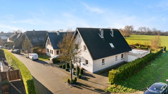 https://pictures.immobilienscout24.de/listings/aa36a7ab-0d5b-4436-a2d1-f6f95aedc139-1879791990.jpg/ORIG/resize/540x540%3E/format/jpg/quality/80
