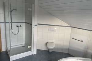 Charmante DG Wohnung mit Balkon, Tageslichtbad und moderner Einbauküche  – 91336 Heroldsbach – Vorschaubild 5