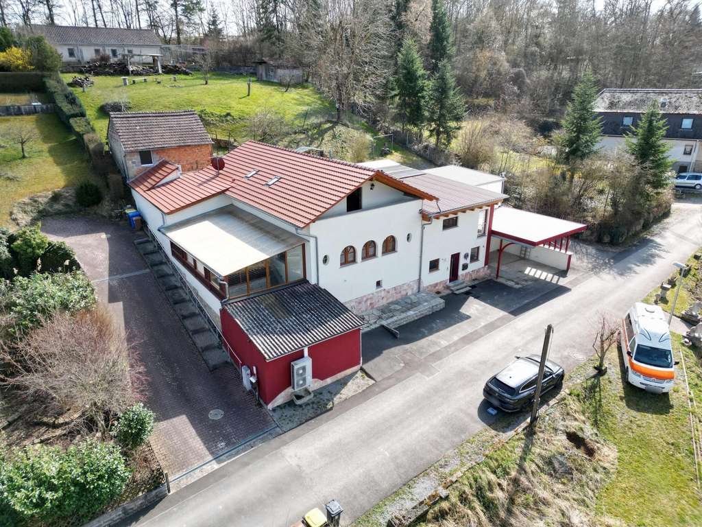 Immobilie in Kirchheim - Stilvoll kernsaniertes Anwesen mit Gästehaus, großem Grundstück und traumhafter Aussicht - Bild 0