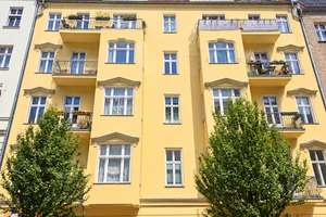 Großzügige und helle Stuck-Altbau-Wohnung mit Balkon im Herzen von Prenzlauer Berg