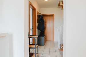 Familienidylle in ruhiger Lage!
Charmante Doppelhaushälfte in Bibertal-Opferstetten zu vermieten! – Die vollständige Adresse der Immobilie erhältst du vom Anbieter., 89346 Bibertal – Vorschaubild 3