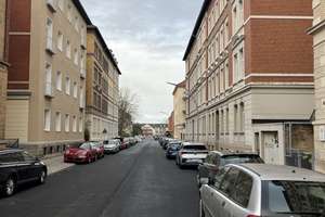 Helle und ruhige 45 qm 2 Zimmer-Dachgeschosswohnung in attraktiver Wohnlage in der Thomaestraße 14.