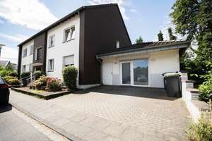Wohnen und vermieten mit Charakter: Großzügiges Mehrfamilienhaus in Duisburg Röttgersbach