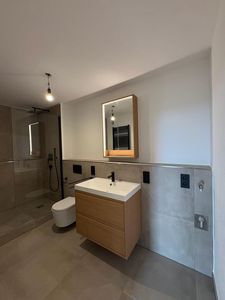 Erstbezug nach Kernsanierung: helle 3,5-Zimmer-Wohnung mit 2 Balkonen, EBK und TG-Garage