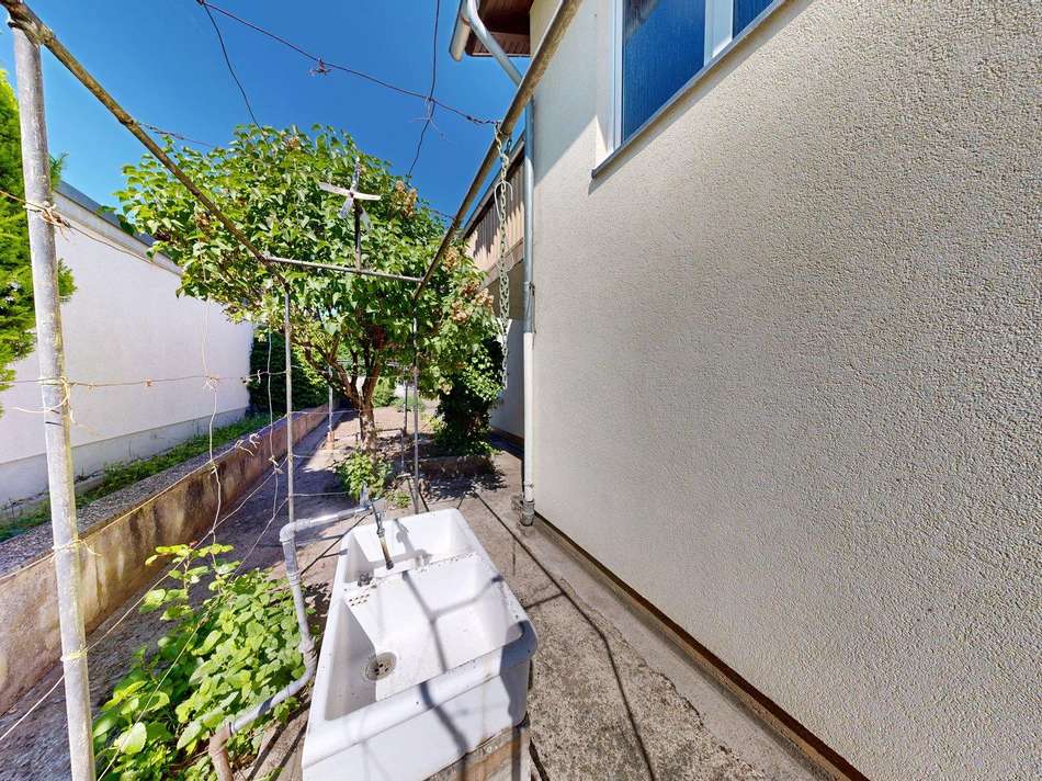 Gartenbereich hinter Haus