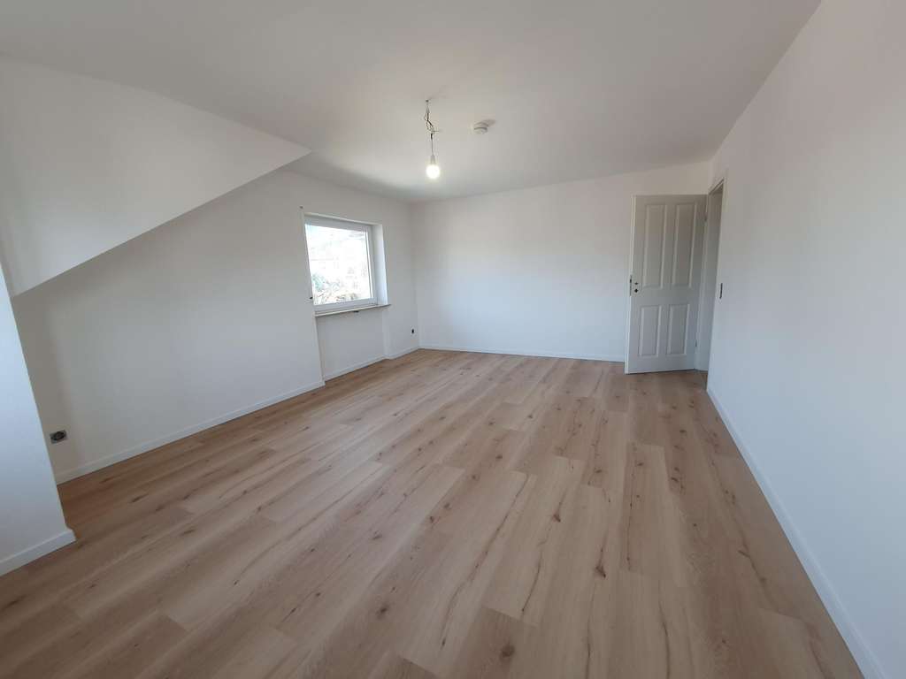 Immobilie in Bürgstadt - Elegantes Dachgeschoss mit Sonnenlicht & Blick ins Weite – Modern renoviert - Bild 4