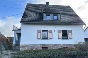 Einfamilienhaus mit 140 m² Wohnfläche und großem Garten in bester Lage von Simmern  – Beethovenstraße 9, 55469 Simmern/Hunsrück – Vorschaubild 1
