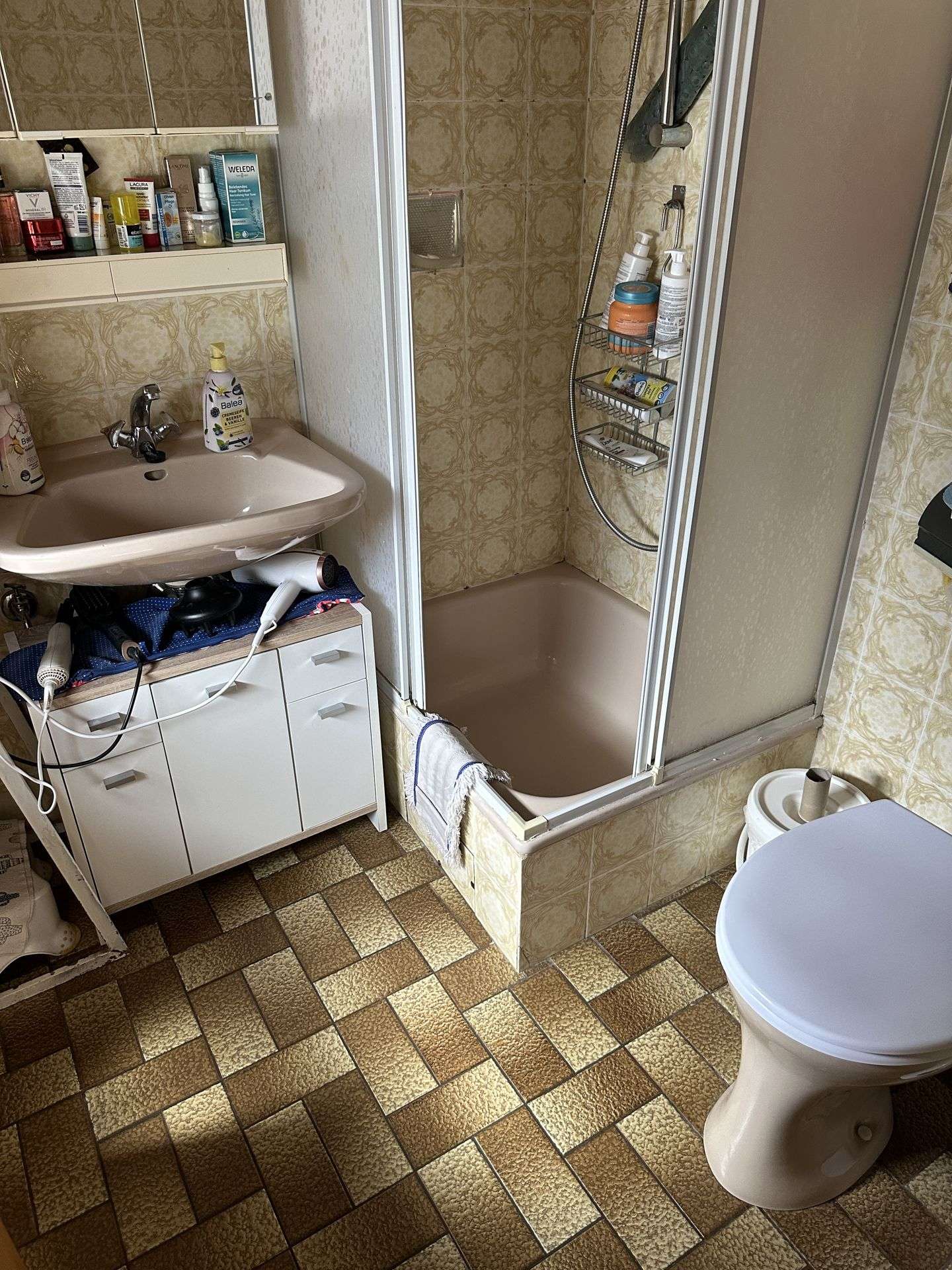 Immobilie in Anschau - Einfamilienwohnhaus mit diversen Nebengebäuden in ruhiger Randlage der Gemeinde Anschau - Bild 1