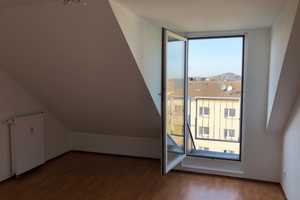 Freundliche 2-Zimmer-DG-Wohnung mit 4 kleinen Balkonen und EBK in Aachen – Trierer Straße 97, 52078 Aachen – Vorschaubild 3