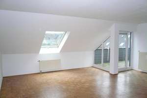 Neu renovierte 2,5 Raum-Dachgeschoss-Wohnung mit SW-Loggia