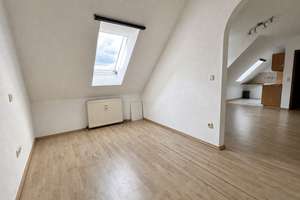 Charmante 1,5-Zimmer-Dachgeschosswohnung mit Einbauküche und Kfz-Stellplatz
Bamberg Moosstraße – Die vollständige Adresse der Immobilie erhältst du vom Anbieter., 96050 Ost, Bamberg – Vorschaubild 3