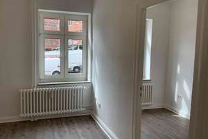 Mitten im Geschehen: gemütliche 2-Zimmer Wohnung mit Mansarde im Zentrum von Kiel per sofort – Ziegelteich 16, 24103 Vorstadt, Kiel – Vorschaubild 2