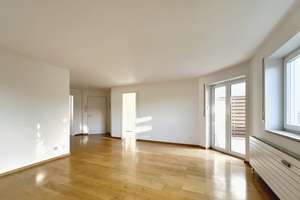 Gut geschnittene 3-Zimmer-Wohnung im 2. OG mit schönem Balkon in sehr gepflegter grüner Wohnanlage – Herzog-Ferdinand-Straße 13, 85456 Wartenberg – Vorschaubild 2