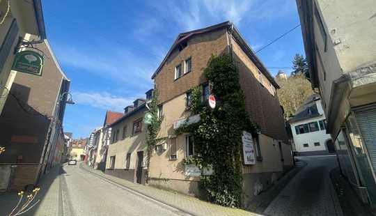 Bild von Ehemalige Gaststätte mit darüberliegenden Wohnräumen und Garage - Renovierungsbedürftig - in Strombe