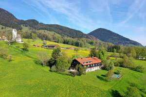 Erhaben über dem Tal. Anwesen mit atemberaubendem Panorama. – Die vollständige Adresse der Immobilie erhältst du vom Anbieter., 83098 Brannenburg – Vorschaubild 1