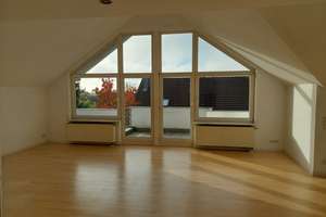Helle 3,5-Zimmer Dachgeschosswohnung mit Balkon und Blick auf die Schwäbische Alb