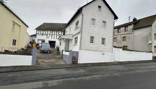 Bild von Charmantes Bauernhaus von 1900 mit großem Garten, Scheune und Garage