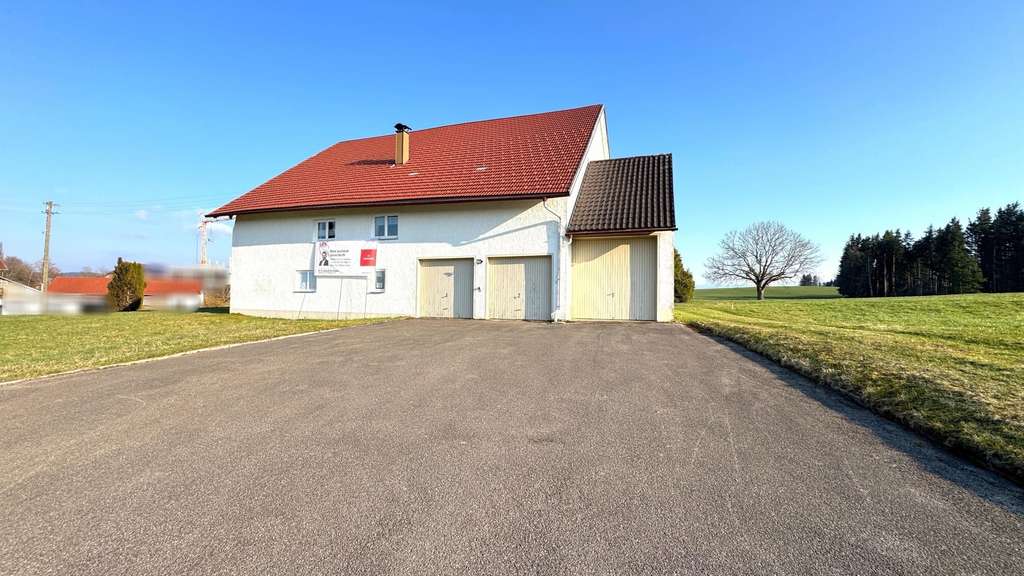 Immobilie in Argenbühl - Leben ohne Nachbarn - Großzügiges Anwesen am Ortsrand mit einzigartigem Ausblick - Bild 3