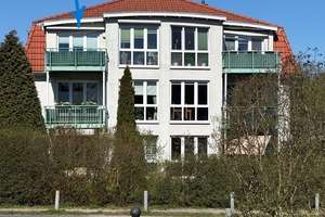  Gemütliche 3 Raum  Eigentumswohnung mit Balkon und  Carport, im  Obergeschoss
